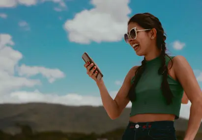 Vrouw buiten op telefoon stockfoto