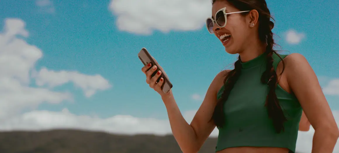 Vrouw buiten op telefoon stockfoto