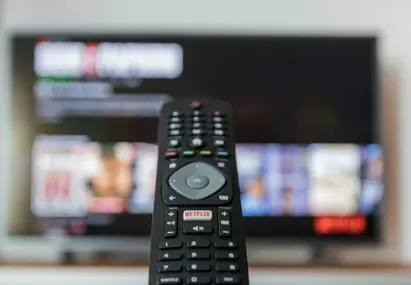 TV afstandsbediening richting TV stockfoto