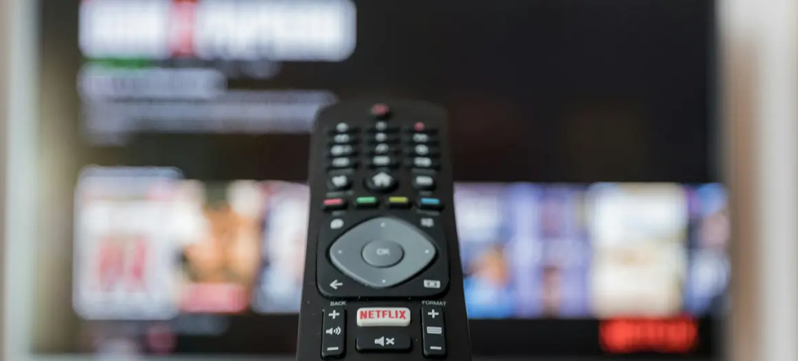 TV afstandsbediening richting TV stockfoto